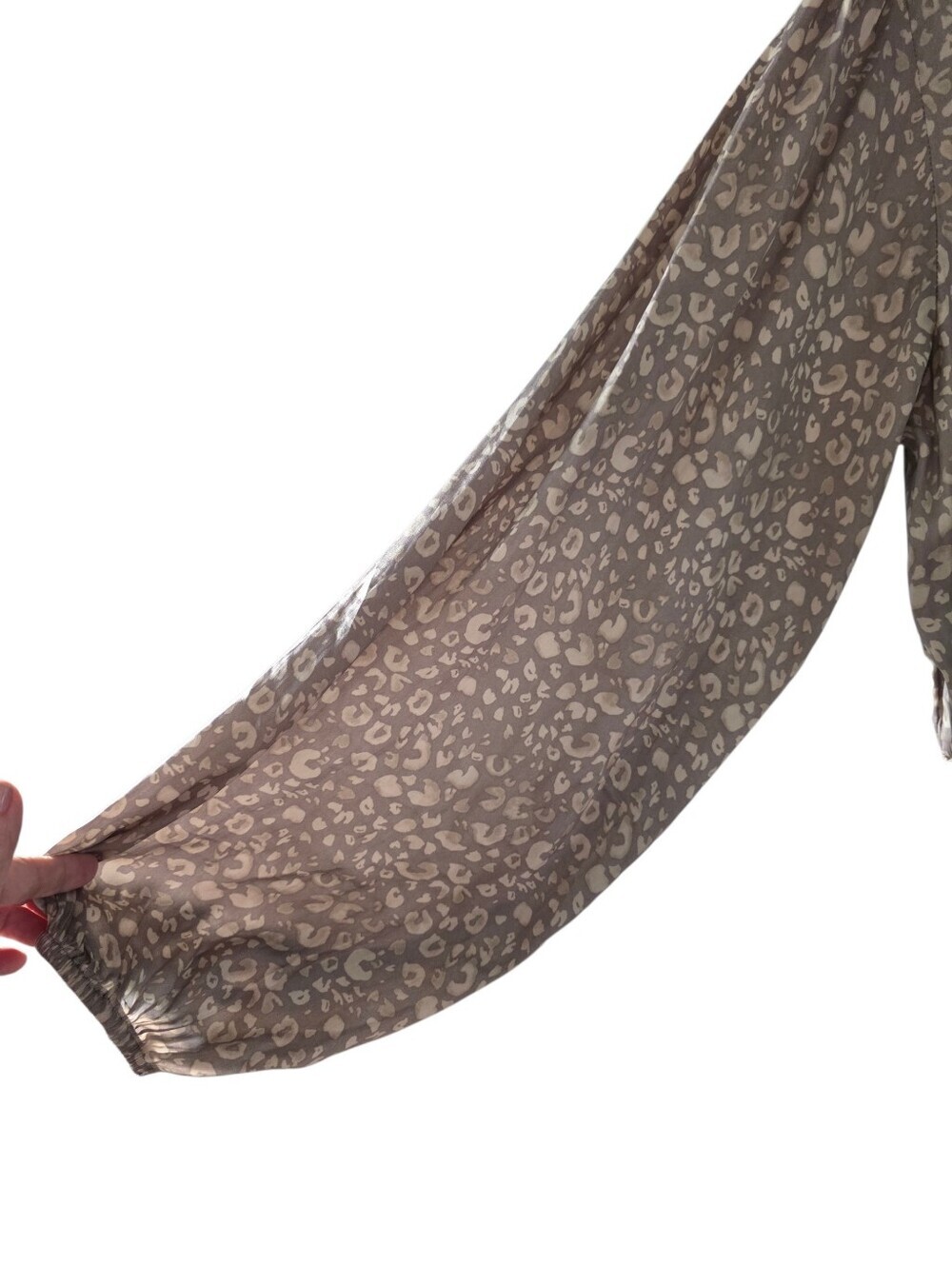 grade & gather Smoky Taupe Leopard-Print V-Neck Long-Sleeve Dress Size Medium - Picture 4 of 11